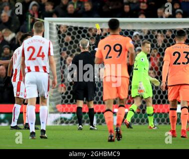 L'arbitre Martin Atkinson (deuxième à gauche) présente une carte jaune à Simon Mignolet de Liverpool pour une faute sur le Mame Diouf de Stoke City lors du match de première ligue au stade bet365, Stoke on Trent. Photo le 29 novembre 2017. Le crédit photo doit se lire comme suit : Clint Hughes/Sportimage via PA Images Banque D'Images