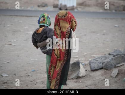 Taiz, Yémen- 04 février 2021 : Une fille pauvre vit dans un camp de déplacement à Taiz, Yémen Banque D'Images