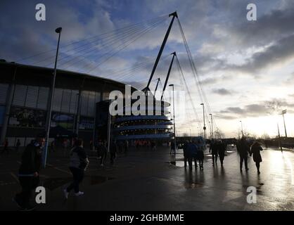 Le soleil se couche au-dessus du stade avant de commencer le match de première ligue à l'Etihad Stadium, Manchester. Photo date 3 décembre 2017. Le crédit photo doit se lire comme suit : Andrew Yates/Sportimage via PA Images Banque D'Images