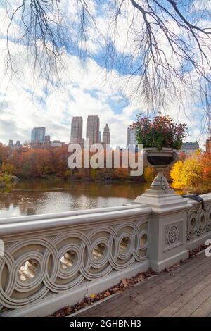 Bow Bridge à l'automne dans Central Park avec des gratte-ciels résidentiels de la partie supérieure ouest de Manchattan, New York City. Banque D'Images