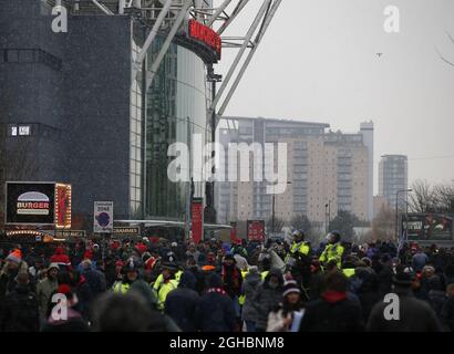 Les foules se rassemblent avant le match de première ligue au stade Old Trafford, à Manchester. Photo le 10 décembre 2017. Le crédit photo doit se lire comme suit : Andrew Yates/Sportimage via PA Images Banque D'Images