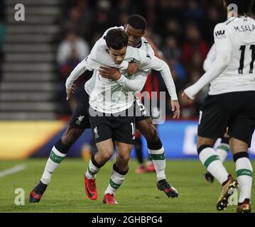 Philippe Coutinho, de Liverpool, célèbre le premier but avec Georgina Wijnaldum, de Liverpool, dans son dos, lors du match de première ligue au stade Vitality, à Bournemouth. Photo date 17 décembre 2017. Le crédit photo doit être lu : David Klein/Sportimage via PA Images Banque D'Images