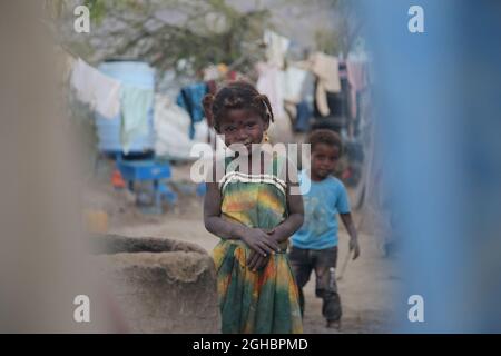 Taiz, Yémen- 04 février 2021 : Une fille pauvre vit dans un camp de déplacement à Taiz, Yémen Banque D'Images