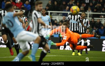 Raheem Sterling (C) de Manchester City regarde son tir s'élancer dans le grand angle lors du match de première ligue au stade St James', à Newcastle. Photo le 27 décembre 2017. Le crédit photo doit se lire comme suit : Andrew Yates/Sportimage via PA Images Banque D'Images