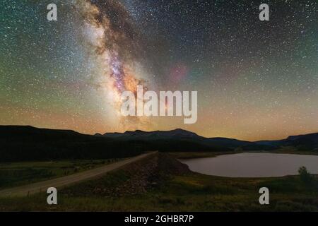 Notre galaxie laiteuse vue au-dessus des montagnes au sommet plat dans le nord-ouest du colorado. L'image a été prise d'un parking dans la zone sauvage des sommets plats. Banque D'Images