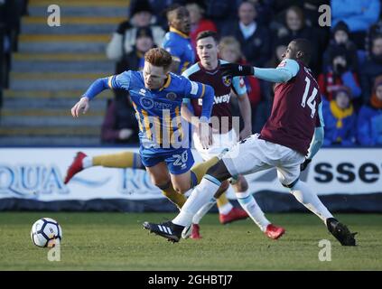 Jon Nolan de Shrewsbury Town fouillé par Pedro MBA Obiang de West Ham United lors du troisième tour de la coupe FA au New gay Meadow Stadium, Shrewsbury. Photo date 7 janvier 2018. Le crédit photo doit se lire comme suit : Simon Bellis/Sportimage via PA Images Banque D'Images