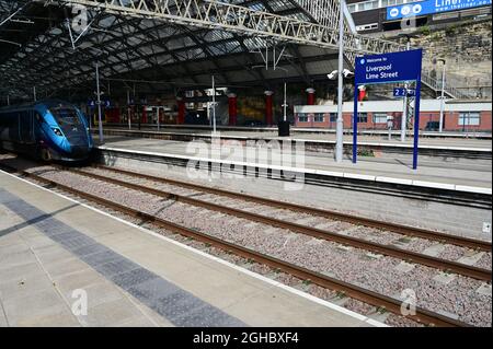 À l'intérieur du terminus de la gare de Liverpool Lime Street. Banque D'Images