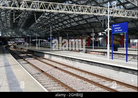 À l'intérieur du terminus de la gare de Liverpool Lime Street. Banque D'Images