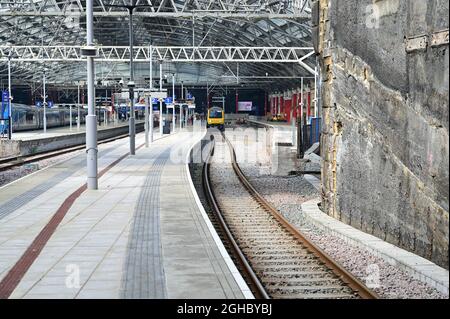 À l'intérieur du terminus de la gare de Liverpool Lime Street. Banque D'Images