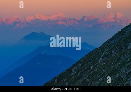 Montagnes des Dolomites roses illuminées par les premiers rayons du soleil du matin. Vue depuis la montagne de Krn, Slovénie Banque D'Images