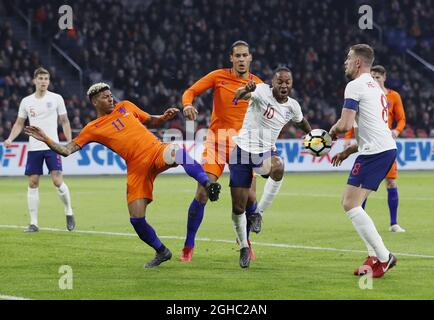 Patrick Van Aanholt, de Netherland, se porte aux antisoufres de Raheem Sterling et de Jordan Henderson, lors du match international amical à l'Amsterdam Arena, à Amsterdam. Date de la photo : 23 mars 2018. Le crédit photo doit être lu : David Klein/Sportimage via PA Images Banque D'Images