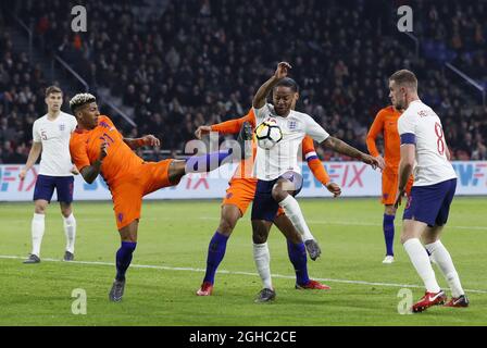 Patrick Van Aanholt, de Netherland, se porte aux antisoufres de Raheem Sterling et de Jordan Henderson, lors du match international amical à l'Amsterdam Arena, à Amsterdam. Date de la photo : 23 mars 2018. Le crédit photo doit être lu : David Klein/Sportimage via PA Images Banque D'Images