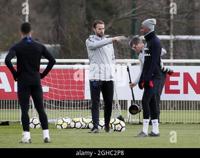 Gareth Southgate en Angleterre avec Marcus Rashford pendant l'entraînement au Tottenham Hotspur Training Center, Londres. Date de la photo : 26 mars 2018. Le crédit photo doit être lu : David Klein/Sportimage via PA Images Banque D'Images