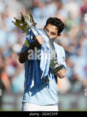 Ilkay Gundogan de Manchester City célèbre avec le trophée lors du premier match de ligue au Etihad Stadium, Manchester. Photo le 5 mai 2018. Le crédit photo doit être lu : David Klein/Sportimage via PA Images Banque D'Images