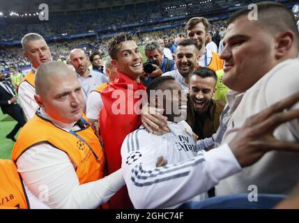 Cristiano Ronaldo du Real Madrid sourit en célébrant avec les fans lors du match final de la Ligue des champions de l'UEFA au stade NSK Olimpiyskiy de Kiev. Photo le 26 mai 2018. Le crédit photo doit être lu : David Klein/Sportimage via PA Images Banque D'Images