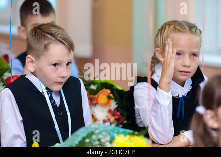 La première élève sa main dans la leçon, veut donner une réponse. À l'école, le 1er septembre est la journée de la connaissance. Moscou, Russie, 1er septembre, Banque D'Images