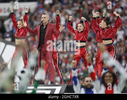 Robbie Williams se produit lors de la cérémonie d'ouverture du match du groupe A de la coupe du monde de la FIFA 2018 au stade Luzhniki, à Moscou. Photo le 14 juin 2018. Le crédit photo doit être lu : David Klein/Sportimage via PA Images Banque D'Images