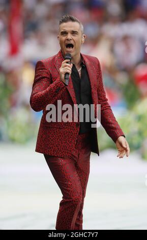 Robbie Williams se produit lors de la cérémonie d'ouverture du match du groupe A de la coupe du monde de la FIFA 2018 au stade Luzhniki, à Moscou. Photo le 14 juin 2018. Le crédit photo doit être lu : David Klein/Sportimage via PA Images Banque D'Images