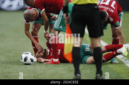 Les coéquipiers concernés vérifient les voies aériennes d'un inconscient Noureddine Amrabal du Maroc lors du match de la coupe du monde de la FIFA 2018 du groupe B au stade de St Petersburg, à Saint-Pétersbourg. Photo le 15 juin 2018. Le crédit photo doit être lu : David Klein/Sportimage via PA Images Banque D'Images