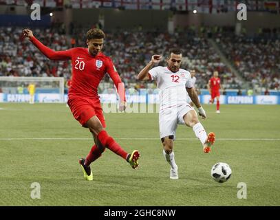 DELE Alli, d'Angleterre, tire au-delà d'Ali Maaloul, de Tunisie, lors du match du groupe G de la coupe du monde de la FIFA 2018 à l'arène Volgograd, à Volgograd. Photo date 18 juin 2018. Le crédit photo doit être lu : David Klein/Sportimage via PA Images Banque D'Images