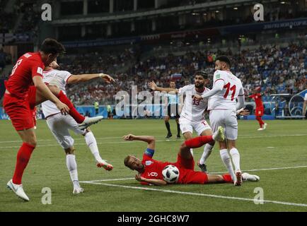 Harry Kane, d'Angleterre, est un homme pris au sol par Dylan Bronn, de Tunisie, lors du match du groupe G de la coupe du monde de la FIFA 2018 à l'arène Volgograd, Volgograd. Photo date 18 juin 2018. Le crédit photo doit être lu : David Klein/Sportimage via PA Images Banque D'Images