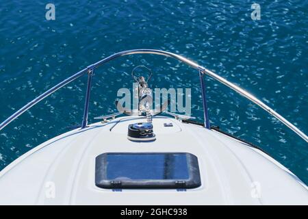 Arc d'un yacht avec une ancre Banque D'Images