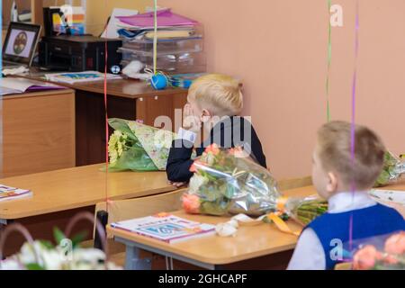 Le 1er septembre, les enfants s'assoient à leur bureau en classe. Les élèves de première année écoutent attentivement l'enseignant dans la première leçon. Moscou, Russie, septembre 202 Banque D'Images