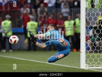 Igor Akinfeev, de Russie, sauve une pénalité lors du tir lors du match de la coupe du monde de la FIFA 2018 Round of 16 au stade Luzhniki, à Moscou. Date de la photo 1er juillet 2018. Le crédit photo doit être lu : David Klein/Sportimage via PA Images Banque D'Images