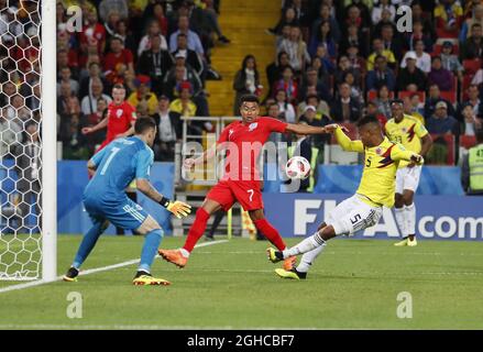 La coupe de Jesse Lingard, d'Angleterre, est autorisée par Wilmar Barrios, de Colombie, lors du match de la coupe du monde de la FIFA 2018 Round of 16 au Spartak Stadium, à Moscou. Photo date 3 juillet 2018. Le crédit photo doit être lu : David Klein/Sportimage via PA Images Banque D'Images