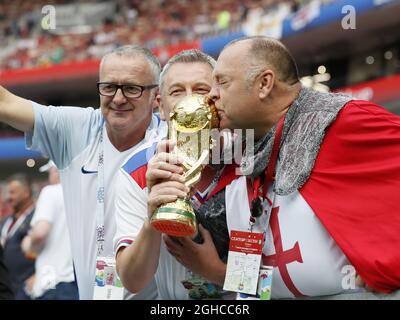 Les fans d'Angleterre embrassent un modèle trophée de la coupe du monde avant le match de demi-finale de la coupe du monde de la FIFA 2018 au stade Luzhniki, à Moscou. Photo le 11 juillet 2018. Le crédit photo doit être lu : David Klein/Sportimage via PA Images Banque D'Images