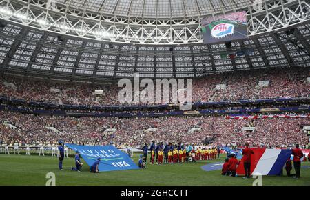 Vue générale comme les équipes de baignade s'alignent dans le stade lors de la finale de la coupe du monde de la FIFA 2018 au stade Luzhniki, Moscou. Photo le 15 juillet 2018. Le crédit photo doit être lu : David Klein/Sportimage via PA Images Banque D'Images