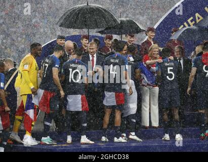 Le président de la FIFA, Gianni Infantino, salue Kylan Mbappe, de France, alors que le président russe de Vladimir Poutine attend de remettre les médailles des gagnants lors de la finale de la coupe du monde de la FIFA 2018 au stade Luzhniki, à Moscou. Photo le 15 juillet 2018. Le crédit photo doit être lu : David Klein/Sportimage via PA Images Banque D'Images