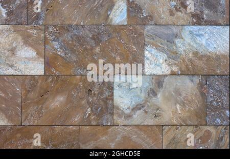 détail d'un mur avec des pierres de marbre marron et bleuâtre Banque D'Images