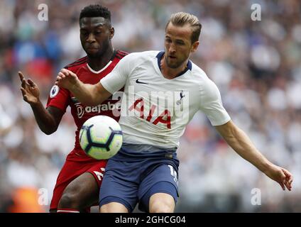 Harry Kane de Tottenham se joue avec Timothy Fosu-Mensah de Fulham lors du match de la Premier League au stade Wembley, Londres. Photo date 18 août 2018. Le crédit photo doit être lu : David Klein/Sportimage via PA Images Banque D'Images