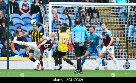 Ben Mee de Burnley tire à son but lors du match de la Premier League au stade Turf Moor, à Burnley. Photo date 19 août 2018. Le crédit photo doit se lire comme suit : James Wilson/Sportimage via PA Images Banque D'Images