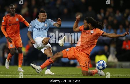 Gabriel Jesus (C) de Manchester City est affronté par Jason Denayer (R) de Lyon lors du match F de l'UEFA Champions League au Etihad Stadium de Manchester. Photo date 19 septembre 2018. Le crédit photo doit se lire comme suit : Andrew Yates/Sportimage via PA Images Banque D'Images