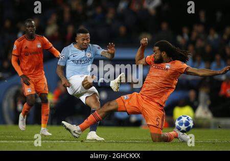 Gabriel Jesus, un attaquant de Manchester City, tire devant Jason Denayer, défenseur de Lyon, lors du match F de l'UEFA Champions League au Etihad Stadium de Manchester. Photo date 19 septembre 2018. Le crédit photo doit se lire comme suit : Andrew Yates/Sportimage via PA Images Banque D'Images