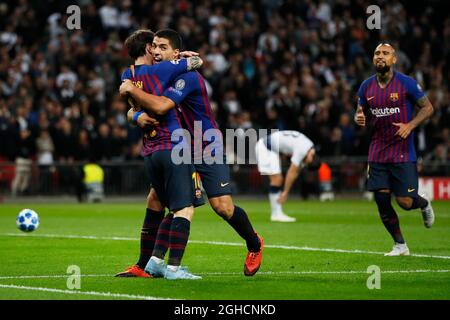 Lionel Messi de Barcelone fête avec Luis Suarez après avoir marquant le quatrième but de ses équipes lors du match du groupe B de la Ligue des champions de l'UEFA au stade Wembley, à Londres. Date de la photo : 3 octobre 2018. Le crédit photo devrait se lire: David Kein/Sportimage Banque D'Images