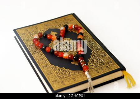 Le Coran (Coran) est aussi le texte religieux central de l'Islam, que les musulmans croient être une révélation de Dieu (Allah). Banque D'Images