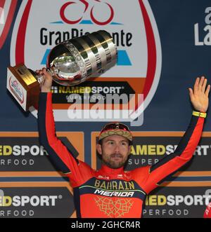 102e Grand Piemonte - course de Racconigi à Stupinigi dans la photo: Sonny Colbrelli de Team Bahrain Merida en photo avec le trophée du gagnant suivant sa victoire Date photo: 11 octobre 2018. Le crédit photo doit être lu : Jonathan Moscrop/Sportimage via PA Images Banque D'Images