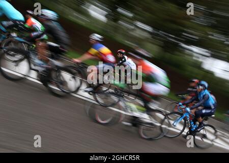 102e Grand Piemonte - Racconigi à Stupinigi course cycliste dans la photo: Le groupe principal comme il passe par Venaria Reale Date de la photo: 11 octobre 2018. Le crédit photo doit être lu : Jonathan Moscrop/Sportimage via PA Images Banque D'Images