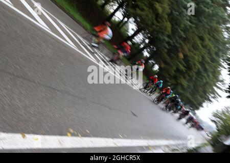 102e Grand Piemonte - Racconigi à Stupinigi course cycliste dans la photo: Le groupe principal comme il passe par Venaria Reale Date de la photo: 11 octobre 2018. Le crédit photo doit être lu : Jonathan Moscrop/Sportimage via PA Images Banque D'Images