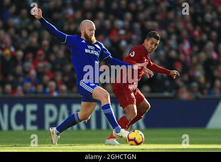 Roberto Firmino de Liverpool prend l'Aron Gunnarsson de Cardiff City lors du match de la Premier League au stade Anfield, à Liverpool. Photo le 27 octobre 2018. Le crédit d'image devrait se lire: Matt McNulty/Sportimage via PA Images Banque D'Images