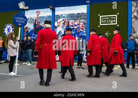 Un groupe de pensionnés de Chelsea arrive au sol avant le match de la Premier League à Stamford Bridge, Londres. Date de la photo : 4 novembre 2018. Le crédit photo doit se lire comme suit : Craig Mercer/Sportimage via PA Images Banque D'Images