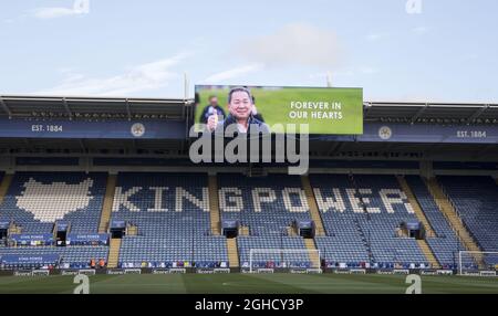 Un hommage à Vichai Srivaddhanaprabha est présenté sur grand écran dans le stade lors du match de la Premier League au King Power Stadium de Leicester. Date de la photo : 10 novembre 2018. Le crédit photo doit se lire comme suit : James Wilson/Sportimage via PA Images Banque D'Images