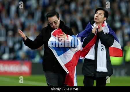 Aiyawatt Srivaddhanaprabha dirige les joueurs de Leicester City sur un tour en l'honneur du soutien reçu après la mort de Vichai Srivaddhanaprabha lors du match de Premier League au King Power Stadium, Leicester. Date de la photo : 10 novembre 2018. Le crédit photo doit se lire comme suit : James Wilson/Sportimage via PA Images Banque D'Images