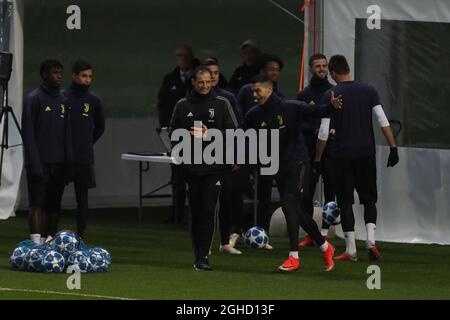 Cristiano Ronaldo de Juventus célèbre devant le Manager Massimiliano Allegri lors de la session de formation au Centre de formation de Juventus, à Turin. Date de la photo : 26 novembre 2018. Le crédit photo doit être lu : Jonathan Moscrop/Sportimage via PA Images Banque D'Images