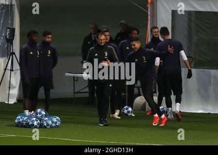 Cristiano Ronaldo de Juventus célèbre devant le Manager Massimiliano Allegri lors de la session de formation au Centre de formation de Juventus, à Turin. Date de la photo : 26 novembre 2018. Le crédit photo doit être lu : Jonathan Moscrop/Sportimage via PA Images Banque D'Images