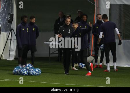 Cristiano Ronaldo de Juventus célèbre devant le Manager Massimiliano Allegri lors de la session de formation au Centre de formation de Juventus, à Turin. Date de la photo : 26 novembre 2018. Le crédit photo doit être lu : Jonathan Moscrop/Sportimage via PA Images Banque D'Images