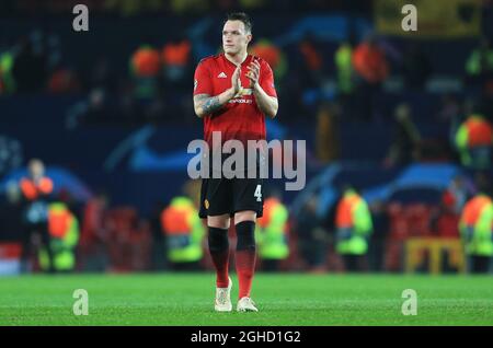 Phil Jones de Manchester United remercie les fans à temps plein lors du match de l'UEFA Champions League à Old Trafford, Manchester. Photo le 27 novembre 2018. Le crédit d'image devrait se lire: Matt McNulty/Sportimage via PA Images Banque D'Images